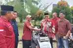 Azmi Serahkan Tiga Sepeda Motor Kepada Penyandang Disabilitas