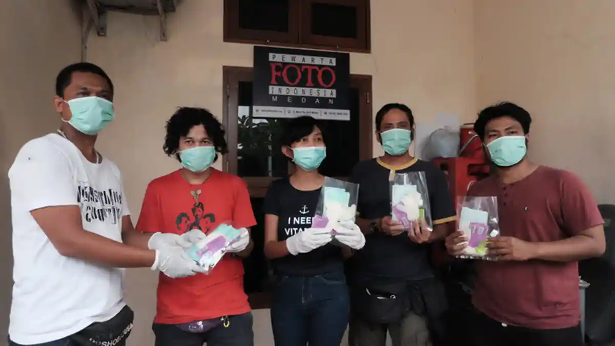BERITA FOTO Cegah COVID-19 Saat Liputan, PFI Medan Bagikan Masker Hingga Vitamin Kepada Pewarta Foto - pfi-medan-bagikan-masker-1.jpg