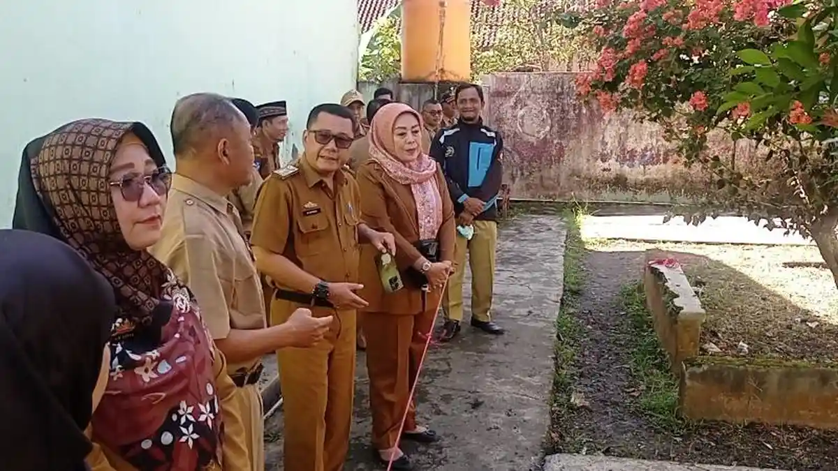 Sekretaris Disdik Tanggamus Kunjungi SMP 1 Muhammadiyah Gisting yang Terbakar