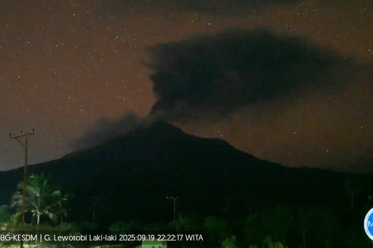 BREAKING NEWS : Lewotobi Laki-laki di Flores Timur 4 Kali Erupsi dalam 32 Menit, Status Level Siaga