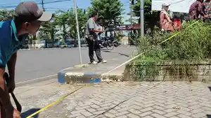 Petugas-gabungan-DPRKP2-Kabupaten-Mojokerto-BPN-dan-Pemdes.jpg