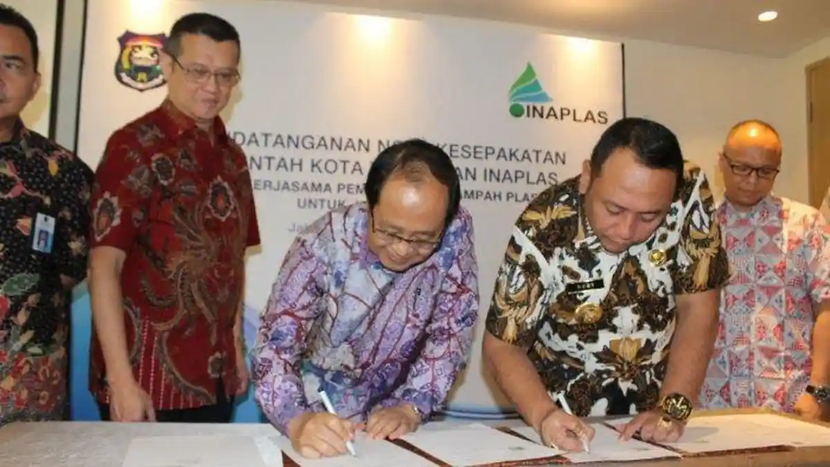 Gandeng Pemkot Tegal, Inaplas Bangun Jalan Aspal dengan Campuran Sampah Plastik