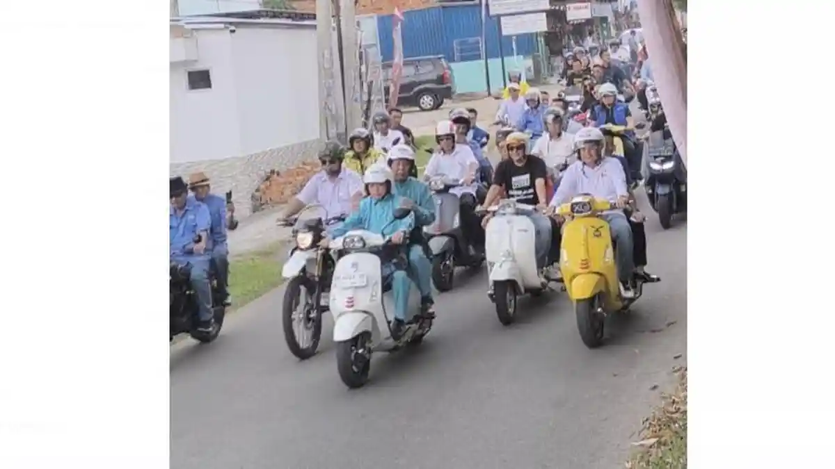 Boncengan Naik Vespa, Haris-Sani Daftar ke KPU pada Pilgub Jambi