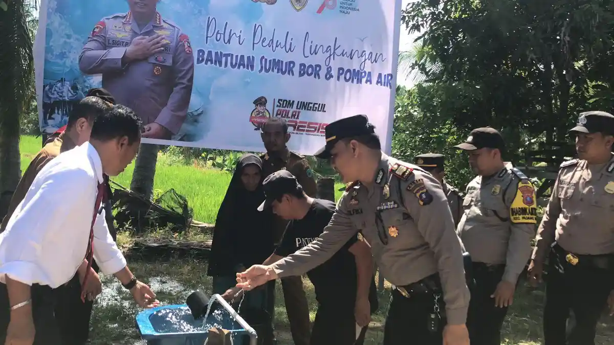 Kapolsek Padang Bolak Bantu Sumur Bor dan Pompa Air ke Warga