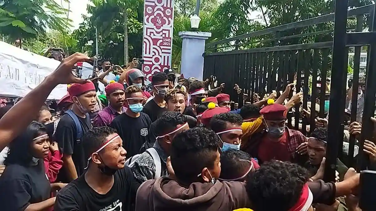 Demo Tolak Geothermal Ricuh, Pendemo Bongkar Pintu Keluar Kantor Bupati Mabar