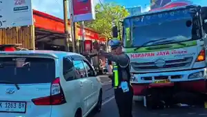 Personel-Unit-Lantas-Polsek-Kuta-Selatan-saat-mengatur-arus-lalu-lintas-di-TKP.jpg