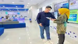 Petugas-XL-Center-memberikan-penjelasan-kepada-pelanggan-tentang-promo-produk-Gadget-Fest-2025.jpg