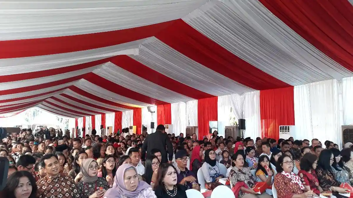 Ramainya Warga yang Ingin Hadiri Open House Jokowi di Istana