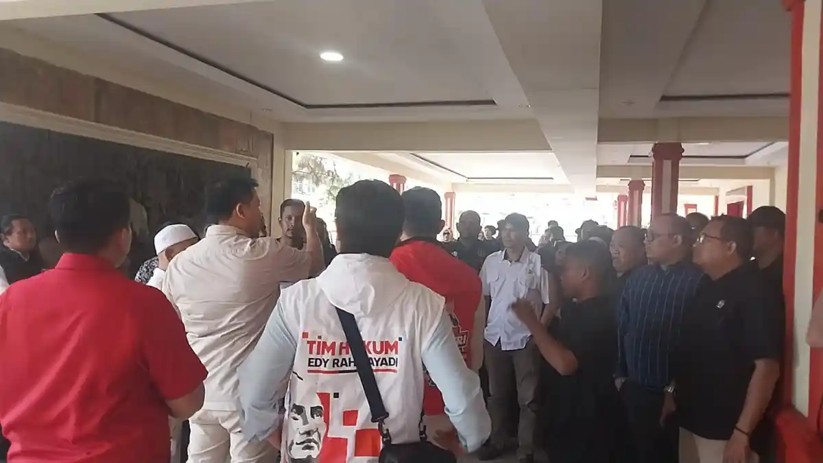 Puluhan Relawan Edy Rahmayadi Geruduk Polda Sumut, Minta Pelempar Botol Bekas Ditangkap