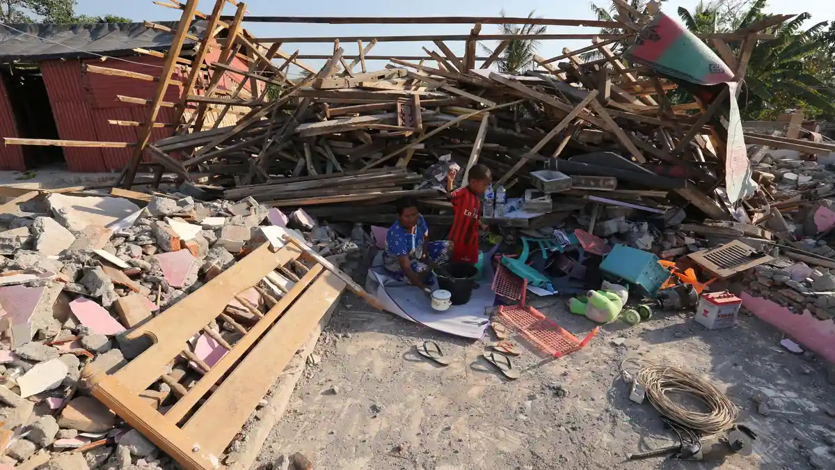 Bertolak ke NTB, Jokowi Serahkan Langsung Bantuan Pembangunan Rumah Korban Gempa