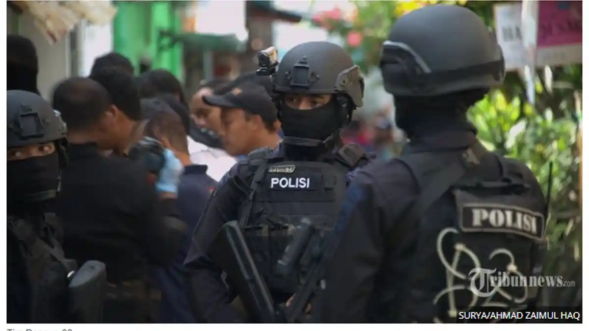 Aksi Menegangkan Anggota Densus 88 Naiki Belakang Mobil Teroris JI yang Ngebut Zig-zag di Sukoharjo