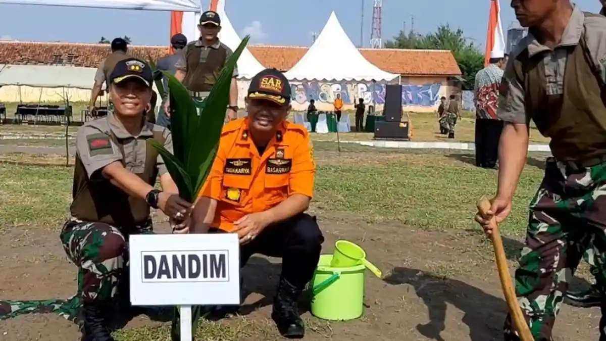 TNI dan Pemkab Cilacap Bersinergi Tanam 2.500 Pohon Kelapa di Pinggir, Cegah Pemanasan Global