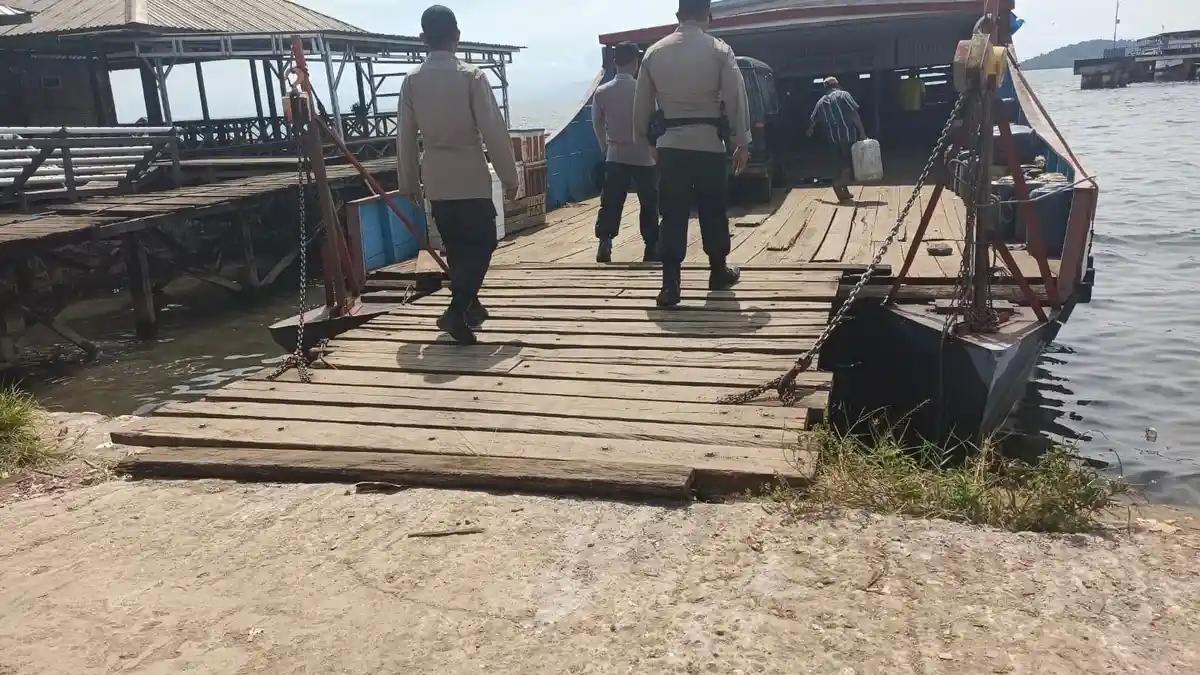 Tak Dilengkapi Pelampung, Polsek Towuti Luwu Timur Tegur Pemilik Rap di Dermaga Timampu