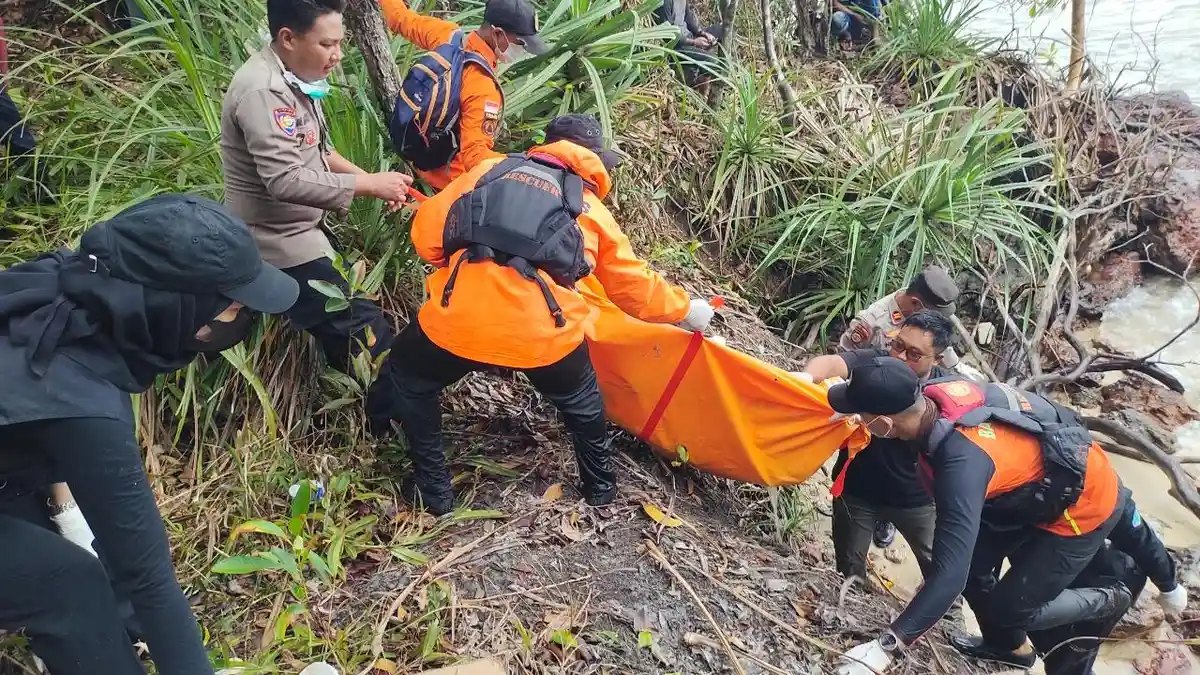 Perjuangan Tim SAR Gabungan Evakuasi Mayat di Pulau Nuja Lingga, Hadapi Cuaca Ekstrem - Rintangan-evakuasi-jasad-di-Pulau-Nuja-Lingga.jpg