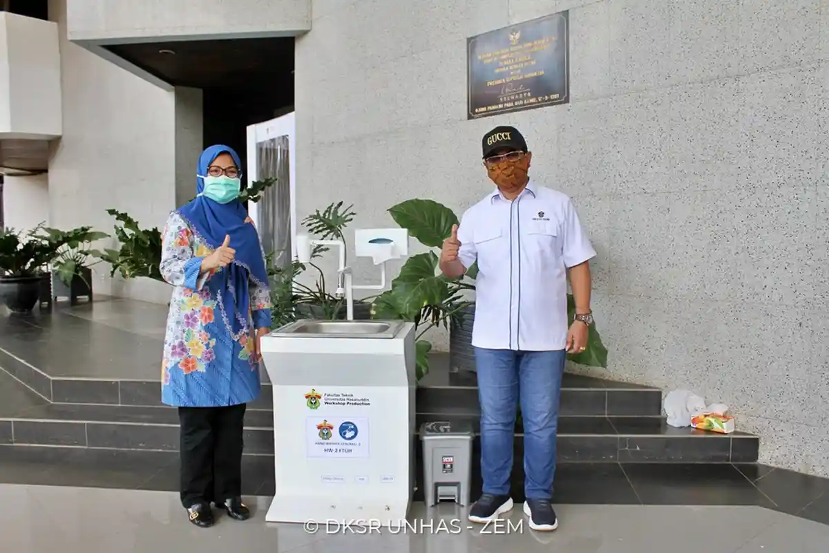 FT Unhas Serahkan Mesin Pencuci Tangan Versi Dua, Terapkan Smart Technology