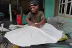 Kisah Pria di Kota Blitar Belasan Tahun Tekuni Kerajinan Payung Kertas