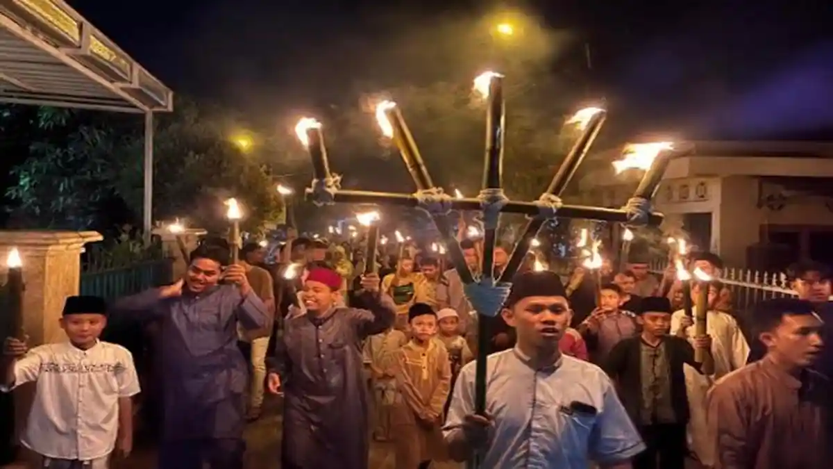 Cahaya Obor dan Gema Takbir Warnai Malam Kemenangan Hari Raya Idul Fitri di Palembang