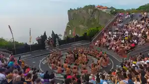 wisatawan-pertunjukan-tari-kecak-uluwatu-menurun-ditengah-perhelatan.jpg