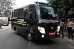 bus-bawa-terdakwa-rizieiq-shihab-1.jpg