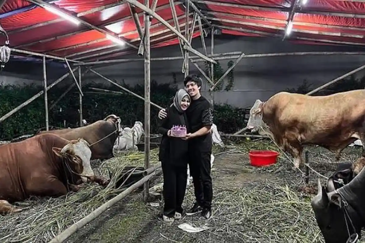 Atta Halilintar Rayakan Ultah Paling Berkesan untuk Aurel Hermansyah, Tiup Lilin Bareng Sapi Kurban