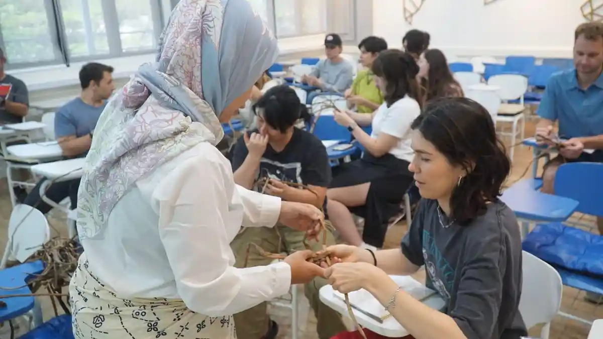 Melalui Program COTI-NIU, LTC UKSW Ajak Mahasiswa Amerika Belajar Seni Anyaman Eceng Gondok