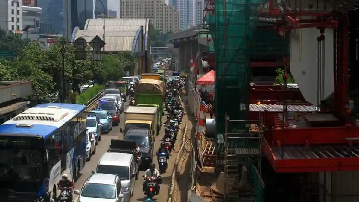 BERITA FOTO: Beginilah Proyek LRT Persempit Jalan dan Bikin Macet