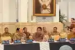 Momen-Menkeu-Purbaya-Duduk-Sendiri-di-Sidang-Kabinet.jpg
