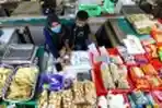 siswa-belajar-pjj-didampingi-ibu-sambil-berjualan-di-pasar_20210122_075516.jpg