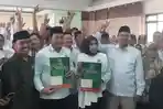 Wabup-Subandi-dan-Mimik-Idayana-saat-mendaftar-ke-DPC-PKB-Sidoarjo.jpg