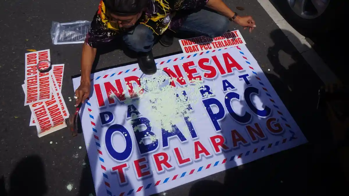 Geram dengan Keberadaan Pabrik PCC di Solo, Warga ini Lakukan Aksi Teatrikal di Bundaran Gladag