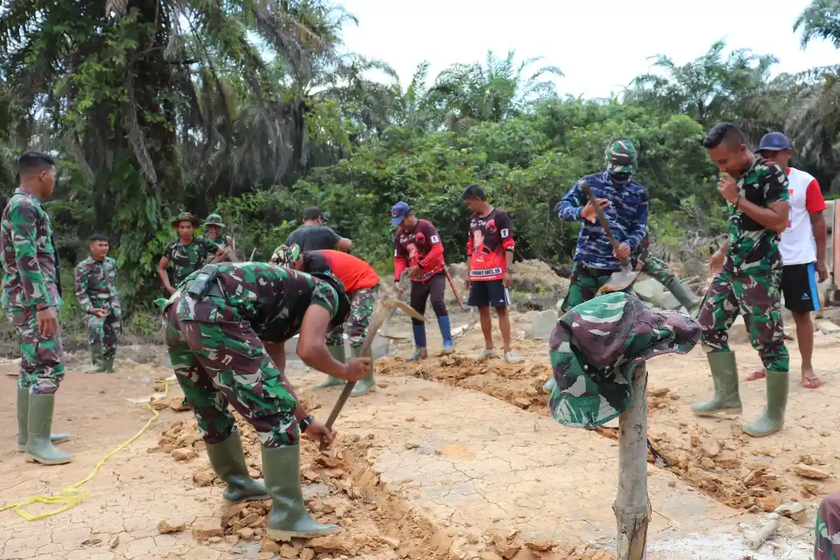 Satgas TMMD Kodim Sanggau Kompak Bersama Warga Bangun Gorong-Gorong di Dusun Jonti,