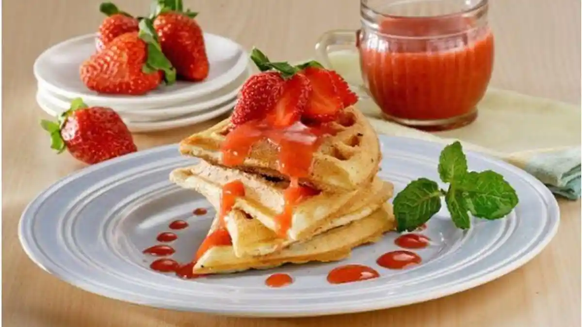 Resep Sarapan Ala Hotel: Waffle Saus Stroberi, Menu Cantik di Pagi Hari Bersama Keluarga