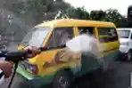 Penyemprotan Disinfektan pada Kendaraan yang Masuk Kota Surabaya