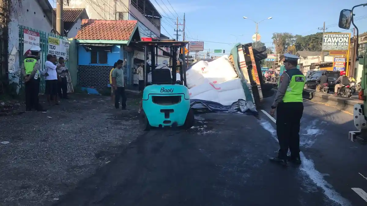 Truk Terguling di Lawang-Malang, 27 Ton Tepung Tapioka Tumpah di Jalan