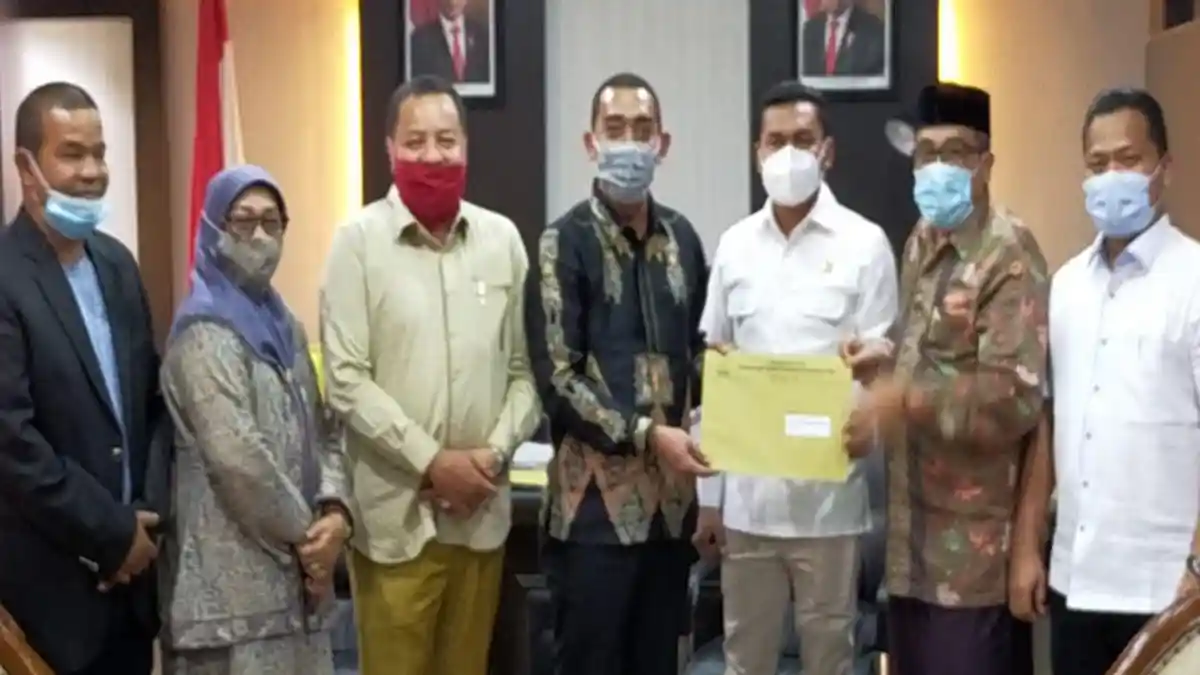 Komisi VI DPR Aceh Serahkan Hasil Seleksi Calon Anggota Baitul Mal Aceh ke Pimpinan Dewan