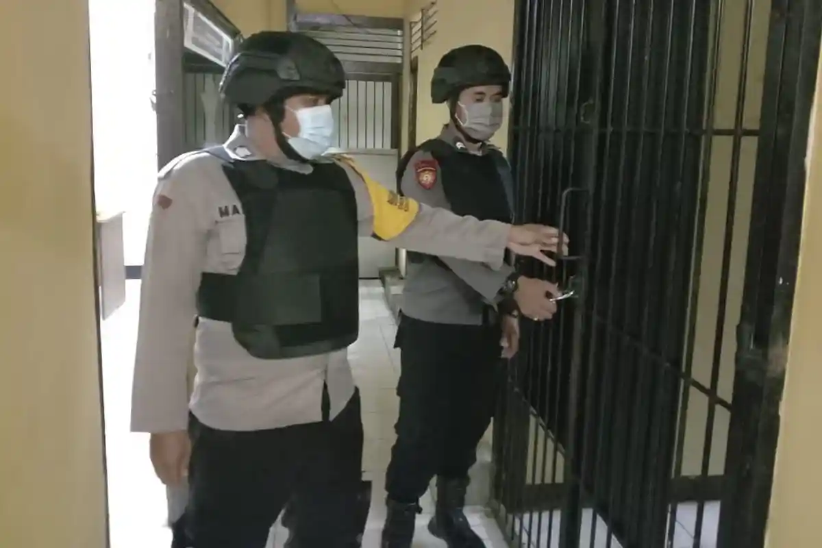 Petugas Jaga Polsek Tayan Hulu Rutin Cek dan Kontrol Ruang Tahanan