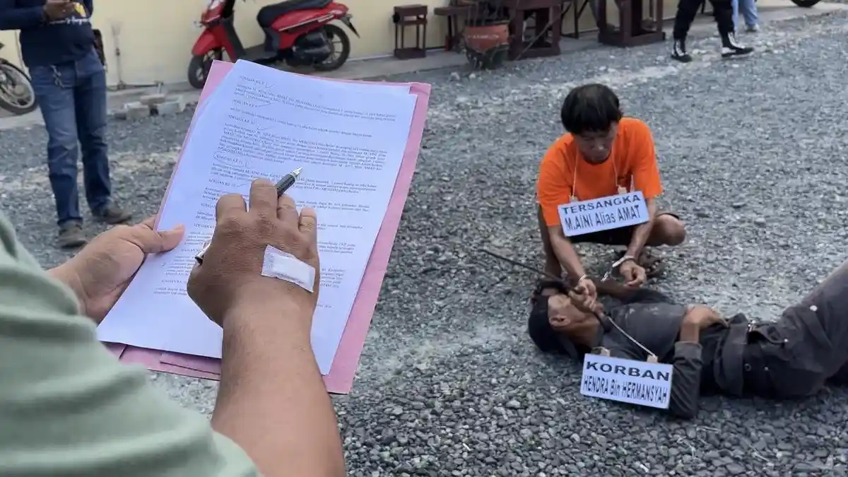 Rekonstruksi Pembunuhan di Jalan Rajawali Raya Banjarmasin, Pelaku Sempat Cuci Celana Berlumur Darah - Banjarmasinpost.co.id
