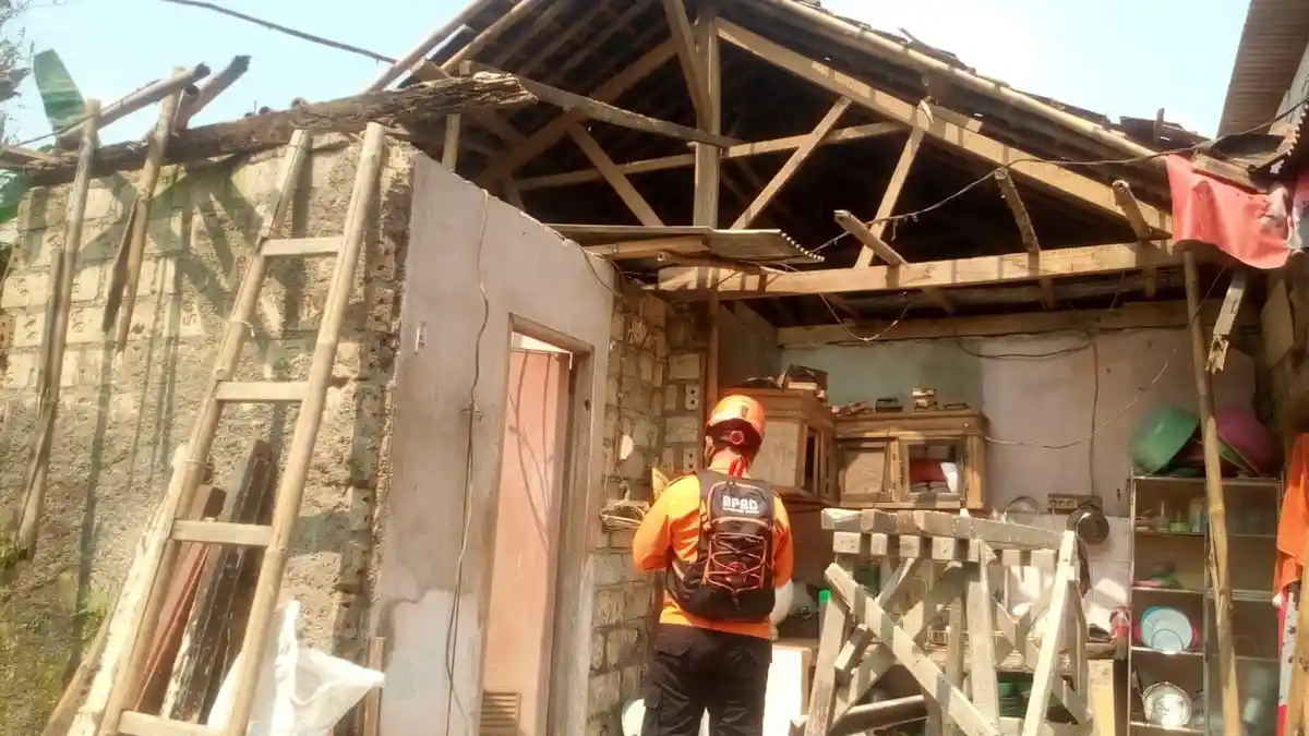 Kondisi Rumah Warga di Tamansari Bogor Usai Diterpa Angin Kencang, Atap dan Dindingnya Ambruk
