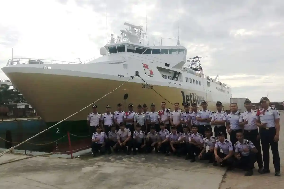 Di PT IKI, Taruna Polimarim AMI Belajar Navigasi di KM Sabuk Nusantara - kapal-jetliner_20170601_015356.jpg