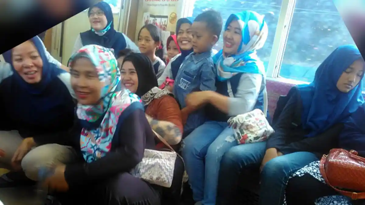 Gak Cuma di Jalan, The Power of Emak-emak Bikin Pria Ini Menyerah di Kereta!