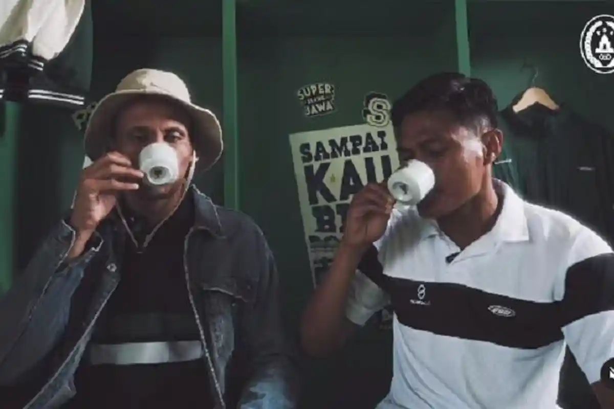 Momen Unik Cleberson Disambut Fachruddin Join ke PSS Sleman: Seruput Secangkir Minuman & Lepas Tawa