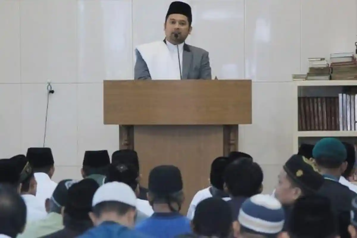 Wali Kota Tangerang Salat Idul Adha Bareng Warga di Parung Serab