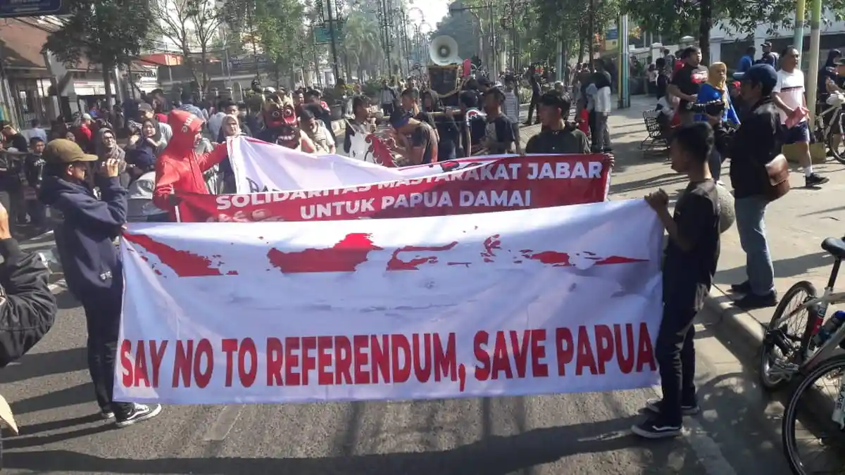 Aksi Solidaritas Papua dan Pergelaran Seni di Car Free Day Dago Bandung, Tolak Referendum