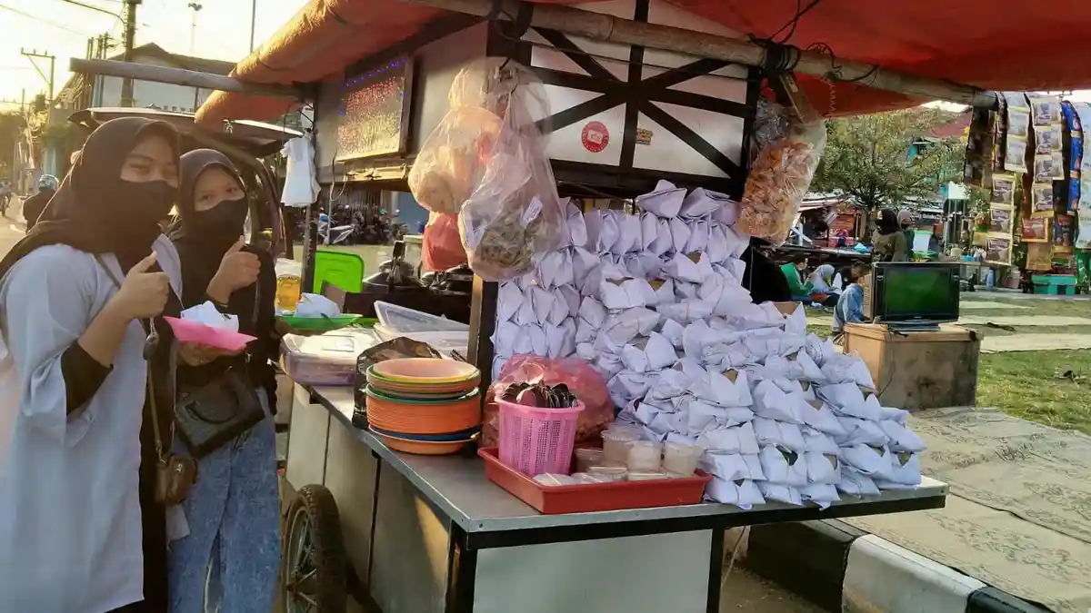 Angkringan Balap Paseban yang Viral, Sehari Bisa Jual Ratusan Bungkus Nasi Kucing