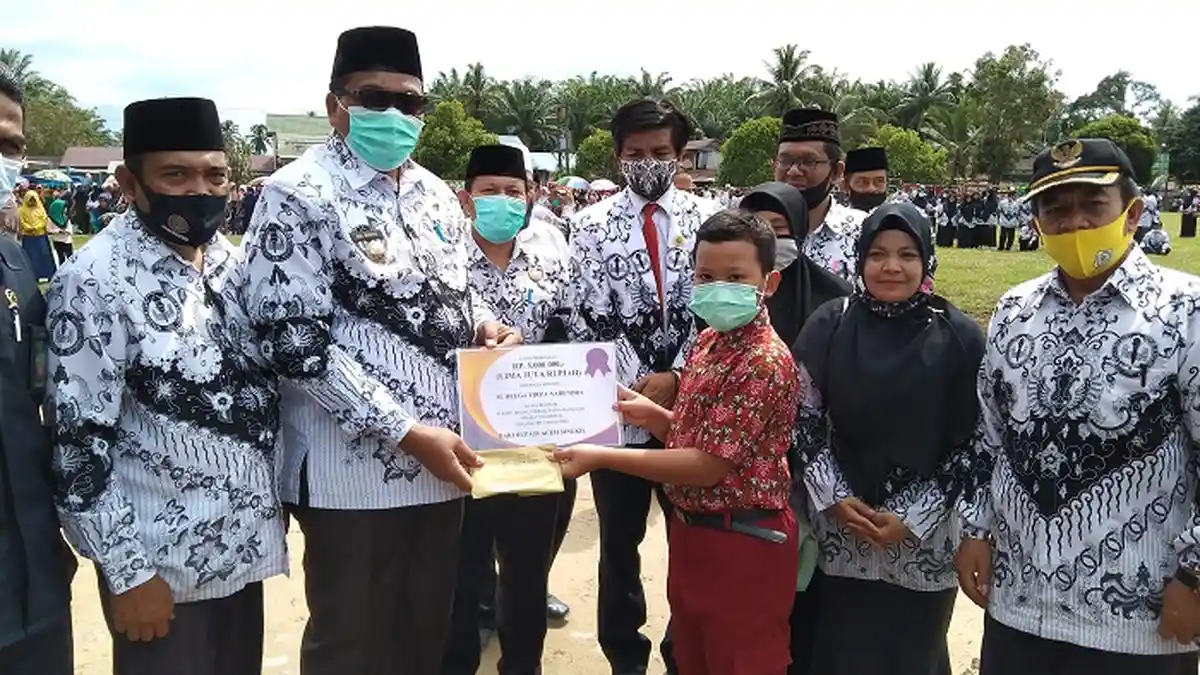 HUT ke-75 PGRI di Aceh Singkil Berlangsung Meriah, Siswa Berprestasi Terima Penghargaan