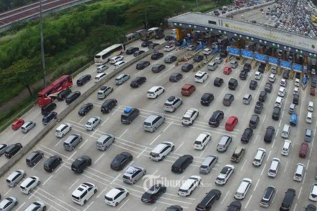 Jalur Contraflow Tol Cikampek Macet Parah Tak Bergerak