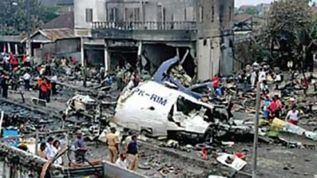 Sejarah Hari Ini: Kecelakaan Maut Pesawat Mandala Boeing 737-200, Meledak, Tewaskan Seorang Gubernur