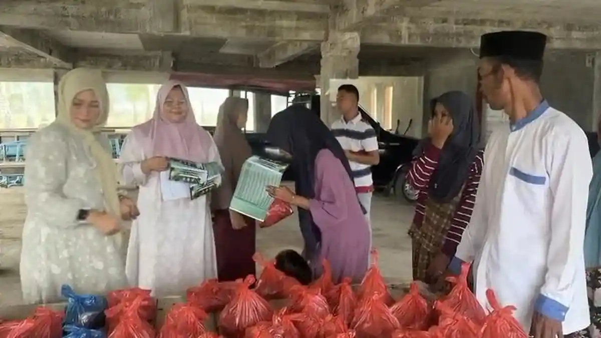 FKB Peduli, Anggota DPRK Bireuen dan HRD Salurkan Daging Bagi Korban Banjir
