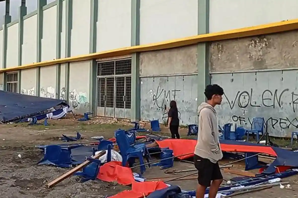 Demo Tolak Konser DMP di Stadion Bawela Sorong, Tenda Kursi Dirusak, Polisi Minta Massa Tahan Diri