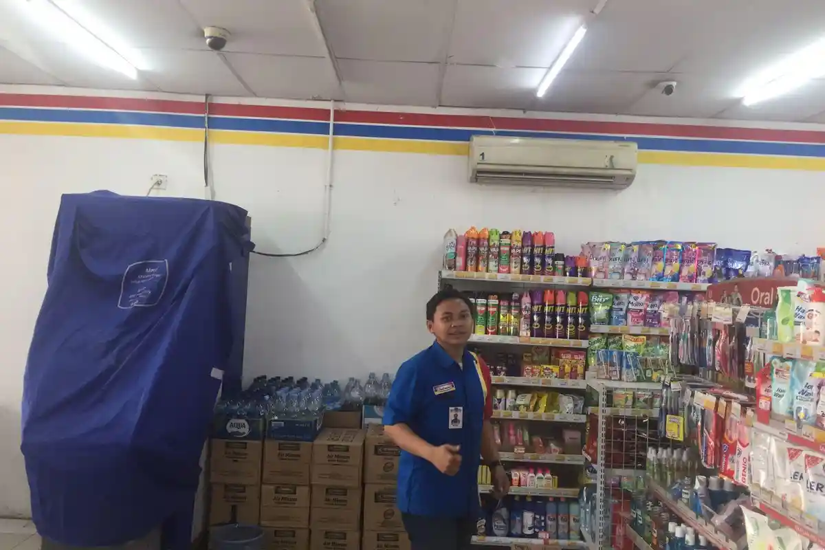 Minimarket di Pucang Anom Surabaya Disatroni Maling, Mesin ATM Dibobol Lewat Atap Plafon